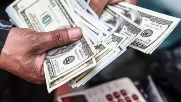 El peso se depreció durante la noche dle domingo superando los 20 pesos por dólar