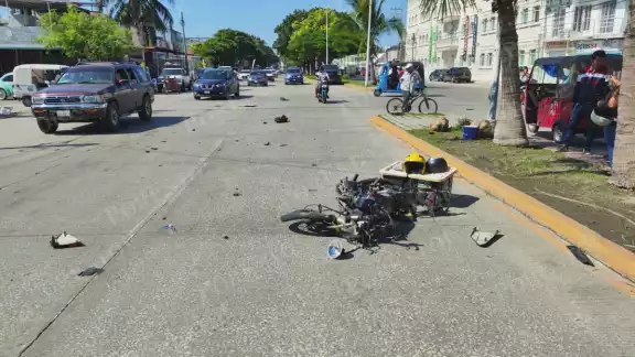 Grave accidente en la colonia Renovación: motociclista impacta contra un Mazda