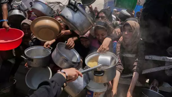 En operativos anteriores, varios palestinos murieron debido a estampidas o accidentes provocados durante la recolección caótica de los suministros En operativos anteriores, varios palestinos murieron debido a estampidas o accidentes provocados durante la recolección caótica de los suministros
