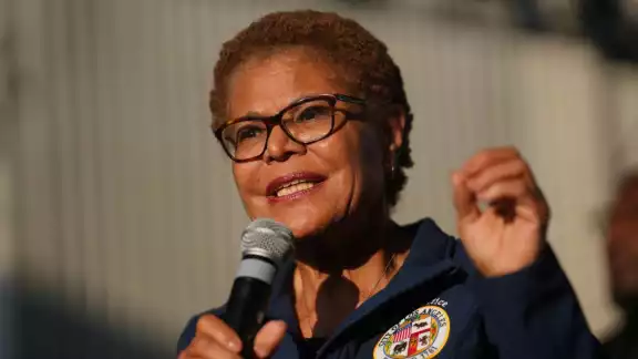 Karen Bass, alcaldesa de Los Ángeles Karen Bass, alcaldesa de Los Ángeles