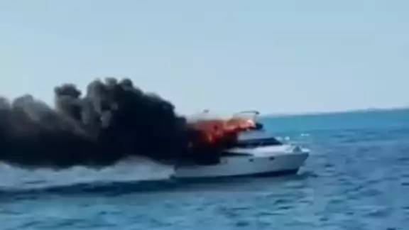 Las llamas invadieron parte de la embarcación en Quintana Roo