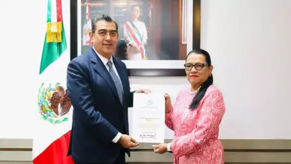Rosa Icela Rodríguez, entregó a Sergio Salomón Céspedes el nombramiento oficial como nuevo comisionado del INM Rosa Icela Rodríguez, entregó a Sergio Salomón Céspedes el nombramiento oficial como nuevo comisionado del INM