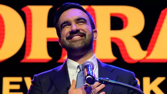 Zohran Mamdani es hijo de la reconocida cineasta Mira Nair y del académico Mahmood Mamdani