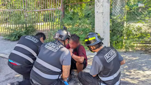 Paramédicos atienden a hombre golpeado en incidente de violencia urbana