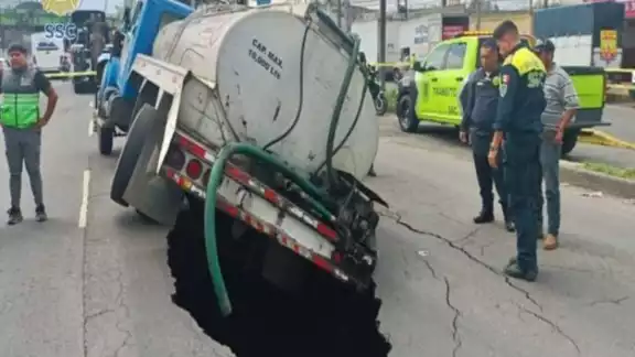 Socavon en la Avenida Ignacio Zaragoza, al oriente de la Ciudad de México