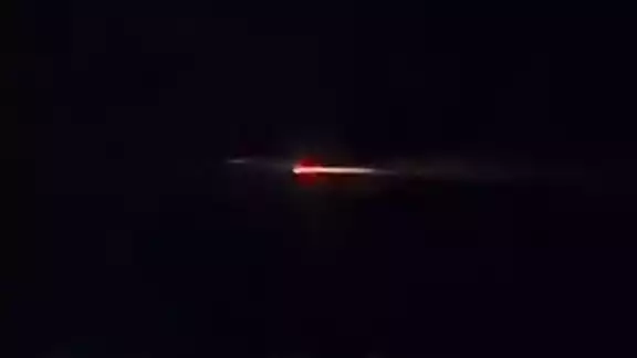 Cuando la noche transcurría con normalidad, la misteriosa luz se manifestó en el firmamento Cuando la noche transcurría con normalidad, la misteriosa luz se manifestó en el firmamento