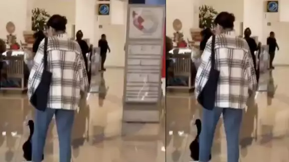 Mujer se hace viral por pasear a su pato en un centro comercial