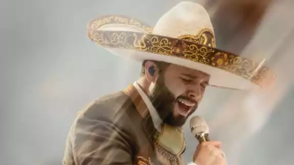 Leonardo Aguilar hace broma sobre Emiliano Aguilar en pleno concierto