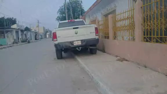 “Ya ni podemos pasar”: camioneta bloquea banqueta en Escárcega y pone en riesgo a peatones