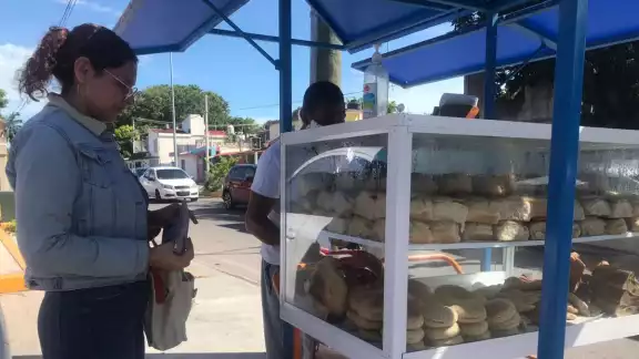 Osvaldo Ayala representa la tercera generación de vendedores de pan de levadura en Chetumal, tras más de 50 años de la llegada de su familia a la ciudad