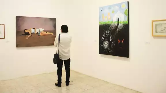 “Miradas Susurrantes de un entorno aislante” habla sobre los problemas que sofocan a la sociedad