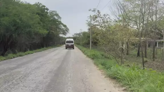 Pasajeros de una combi roja con blanco fueron asaltados por dos hombres armados Pasajeros de una combi roja con blanco fueron asaltados por dos hombres armados