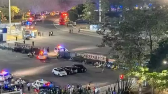 En un ataque masivo, un coche se estrelló contra una multitud en el centro deportivo de Zhuhai, en el sur de China En un ataque masivo, un coche se estrelló contra una multitud en el centro deportivo de Zhuhai, en el sur de China