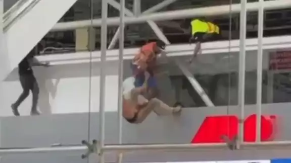 El hombre cayó desde un techo en la terminal de autobuses de Cancún El hombre cayó desde un techo en la terminal de autobuses de Cancún