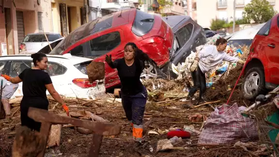 Autoridades españolas elevaron a 92 la cifra de muertos por las tormentas en Valencia Autoridades españolas elevaron a 92 la cifra de muertos por las tormentas en Valencia