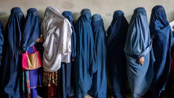Desde que los talibanes retomaron el poder en Afganidstan en 2021, las restricciones contra las mujeres han aumentado