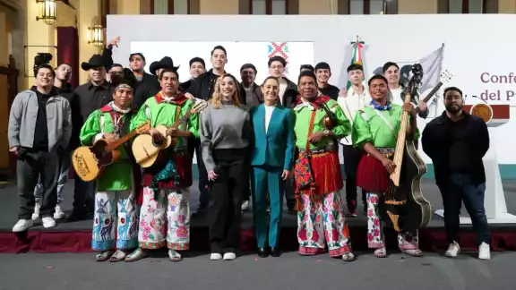 Presidenta Claudia Sheinbaum con el colectivo musical Legado de Grandeza Presidenta Claudia Sheinbaum con el colectivo musical Legado de Grandeza
