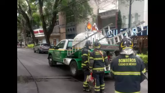 Gracias a la rápida intervención de los servicios de emergencia, la fuga fue controlada sin que se reportaran personas lesionadas o daños mayores Gracias a la rápida intervención de los servicios de emergencia, la fuga fue controlada sin que se reportaran personas lesionadas o daños mayores
