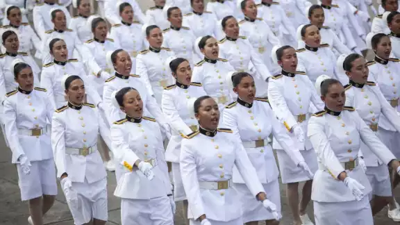 Actualmente, las mujeres representan aproximadamente el 24 por ciento del personal en la institución Actualmente, las mujeres representan aproximadamente el 24 por ciento del personal en la institución