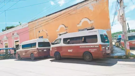 Subirán a 40 pesos el servicio, ya que las unidades llegan a gastar alrededor de mil 700 pesos en combustible.
Subirán a 40 pesos el servicio, ya que las unidades llegan a gastar alrededor de mil 700 pesos en combustible.