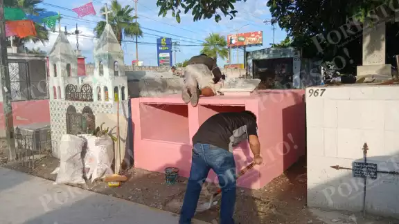 Familias de Escárcega acudieron este viernes a limpiar y pintar las tumbas de sus seres queridos. Familias de Escárcega acudieron este viernes a limpiar y pintar las tumbas de sus seres queridos.