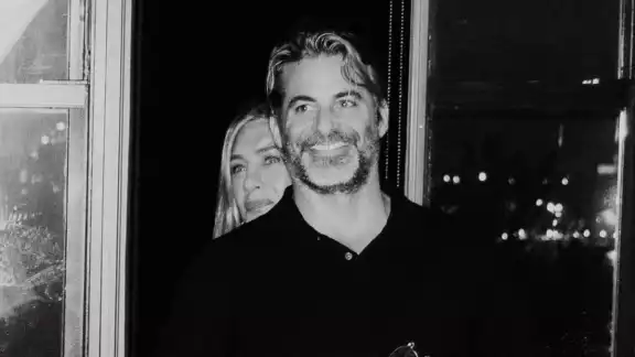 Jennifer Aniston confirma en redes sociales su relación con Jim Curtis