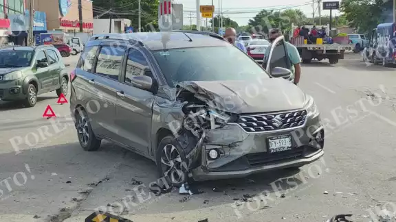 Un aparatoso choque ocurrió frente al fraccionamiento Los Lagos, en Ciudad del Carmen. Un aparatoso choque ocurrió frente al fraccionamiento Los Lagos, en Ciudad del Carmen.