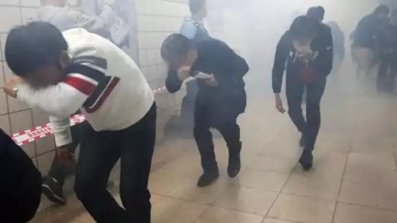 El incendio causó pánico entre los pasajeros, quienes rápidamente comenzaron a escapar a través de un túnel cercano El incendio causó pánico entre los pasajeros, quienes rápidamente comenzaron a escapar a través de un túnel cercano