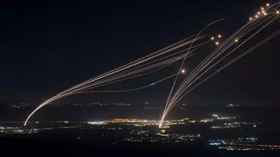 La Cúpula de Hierro resiste a los ataques de Irán; alertan por nuevos bombardeos.