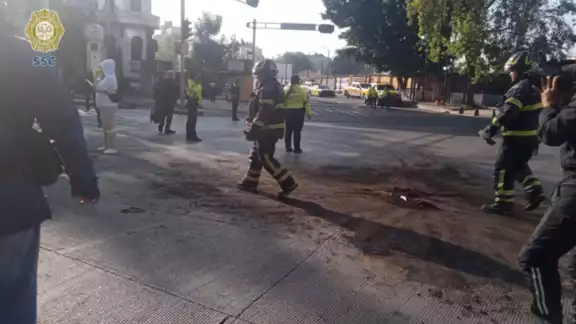 Bomberos y personal de emergencias realizaron maniobras para retirar los vehículos y limpiar el asfalto Bomberos y personal de emergencias realizaron maniobras para retirar los vehículos y limpiar el asfalto
