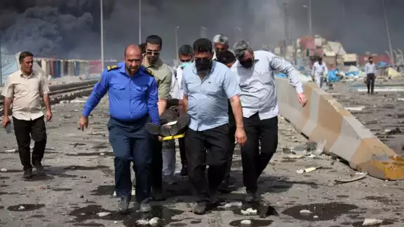 La explosión, que ocurrió alrededor del mediodía (hora local), se produjo en los muelles del puerto Shahid Rajai