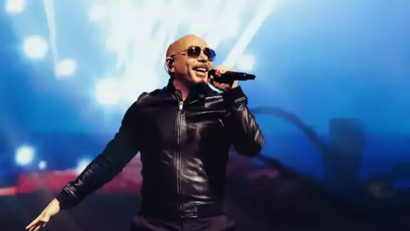 Pitbull confirma que antes de ser famoso trabajó como franelero