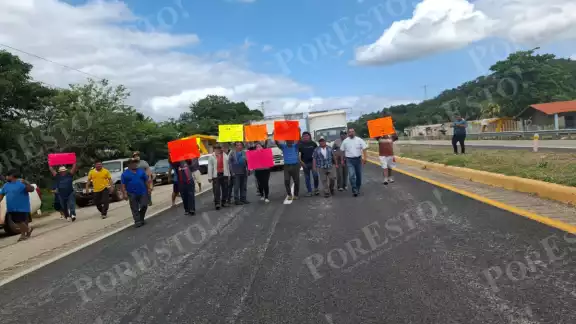 Una docena de líderes campesinos se manifestaron sobre la carretera federal Mérida–Campeche, exigiendo un precio justo para el maíz. Una docena de líderes campesinos se manifestaron sobre la carretera federal Mérida–Campeche, exigiendo un precio justo para el maíz.