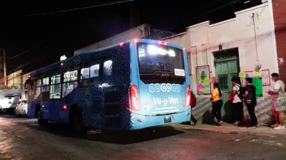 Habitantes de Mérida esperan su turno para subir al Va y Ven