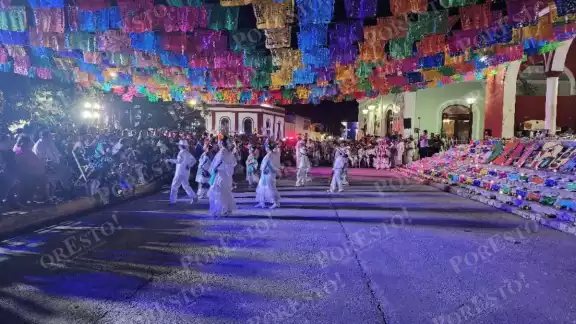 Desfile de las Ánimas y mega altar iluminan el corazón de Dzitbalché