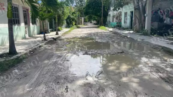 La calle Hernán Cortez, entre las calles 7 y 9 de la colonia Cañaveral en Champotón, se encuentra intransitable. La calle Hernán Cortez, entre las calles 7 y 9 de la colonia Cañaveral en Champotón, se encuentra intransitable.