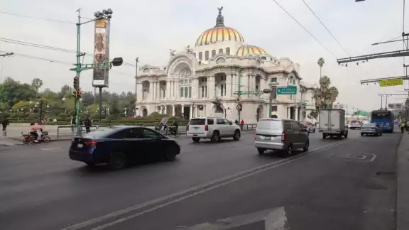 El programa Hoy No Circula es una medida ambiental que restringe la circulación vehicular en días específicos El programa Hoy No Circula es una medida ambiental que restringe la circulación vehicular en días específicos