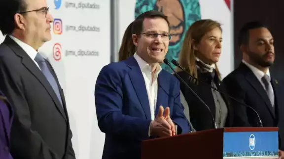 Ricardo Anaya calificó la propuesta como “irresponsable” y advirtió que podría generar pánico entre los derechohabientes Ricardo Anaya calificó la propuesta como “irresponsable” y advirtió que podría generar pánico entre los derechohabientes