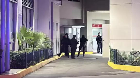 Cuando los policías arribaron al lugar, fueron recibidos a tiros por el criminal y su acompañante Cuando los policías arribaron al lugar, fueron recibidos a tiros por el criminal y su acompañante