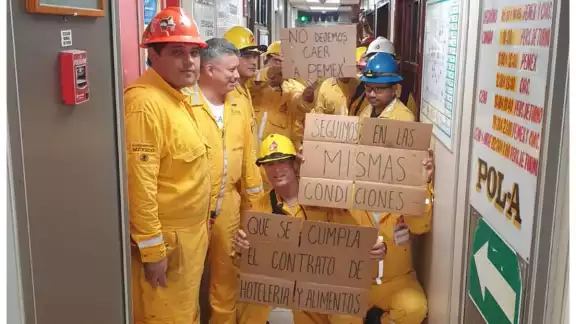 Denuncian abandono de petroleros en plataformas de Campeche: ni comida ni descanso
