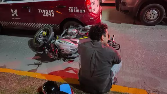 Pareja resulta lesionada tras derrapar e impactarse contra un taxi frente al panteón nuevo en la colonia Justo Sierra
