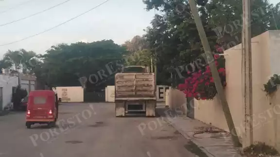 En la calle Vicente Guerrero de Sabancuy, un poste de Telmex está a punto de caer.