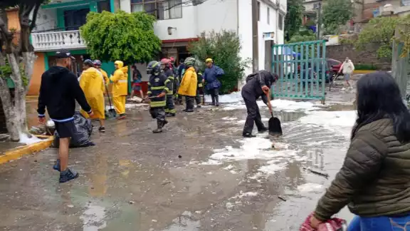 La presa Los Cuartos, ubicada en Naucalpan, se desbordó el domingo 22 de junio debido a las intensas lluvias La presa Los Cuartos, ubicada en Naucalpan, se desbordó el domingo 22 de junio debido a las intensas lluvias