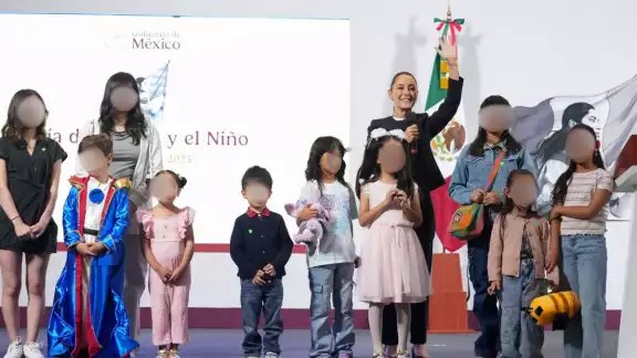 La presidenta aprovechó la ocasión para anunciar que, a partir del próximo ciclo escolar, las becas del Bienestar se extenderán también a nivel primaria