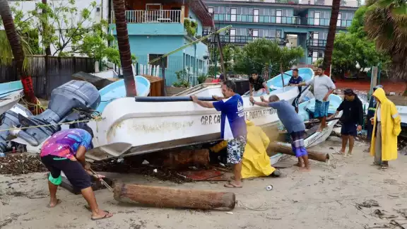 Durante las próximas horas, el fenómeno generará lluvias torrenciales en Guerrero y Oaxaca Durante las próximas horas, el fenómeno generará lluvias torrenciales en Guerrero y Oaxaca