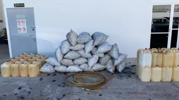 Durante el operativo fueron decomisados 18 bidones llenos de 20 litros Durante el operativo fueron decomisados 18 bidones llenos de 20 litros