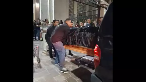 Según los primeros peritajes, el homicidio se habría cometido entre 10 y 12 horas antes de que las autoridades recibieran el reporte Según los primeros peritajes, el homicidio se habría cometido entre 10 y 12 horas antes de que las autoridades recibieran el reporte