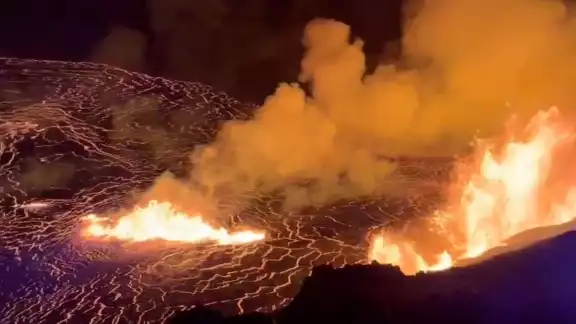 El Kilauea, conocido por su actividad constante desde 1983, es uno de los seis volcanes activos en el archipiélago hawaiano El Kilauea, conocido por su actividad constante desde 1983, es uno de los seis volcanes activos en el archipiélago hawaiano