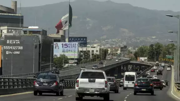 El programa Hoy No Circula es una medida ambiental que restringe la circulación vehicular en días específicos