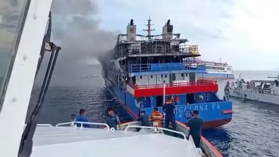 La operación de rescate incluyó barcos de la guardia costera, seis embarcaciones de emergencia y varios botes inflables La operación de rescate incluyó barcos de la guardia costera, seis embarcaciones de emergencia y varios botes inflables